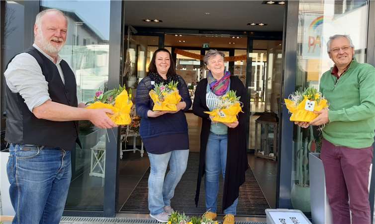 Die Mitarbeiter und Heimbewohner im Buschhovener Seniorenheim freuten sich über die Ostergeschenke.