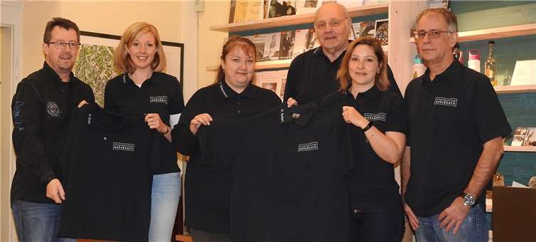 Die Mitarbeiter und Mitarbeiterinnen freuen sich über die neuen T-Shirts. Privat