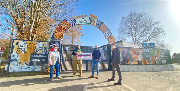 Die Mitarbeiter von APA spendeten 1.500 Euro an den Zoo Neuwied.Foto: Privat