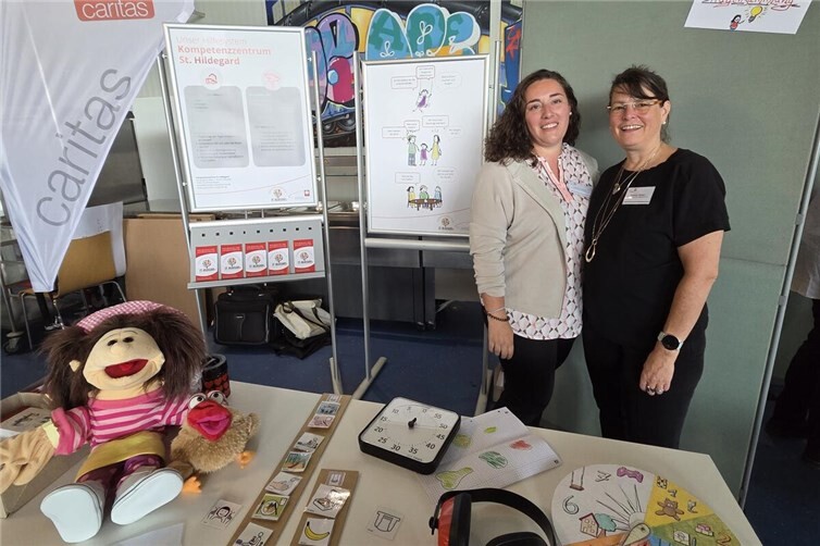 Die Mitarbeiterinnen Larissa Schäfer (l.) (Einrichtungsberatung) und Babrara Stetten (r.) (Wegweiserin Eltern und Therapeuten) stellten die Angebote des Kompetenzzentrums St. Hildegard vor.