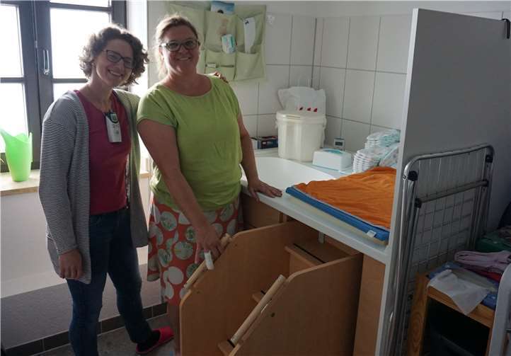 Die Mitarbeiterinnen der Großtagespflege, Monika Epp und Bettina Neumann, begutachten die neue Küche.