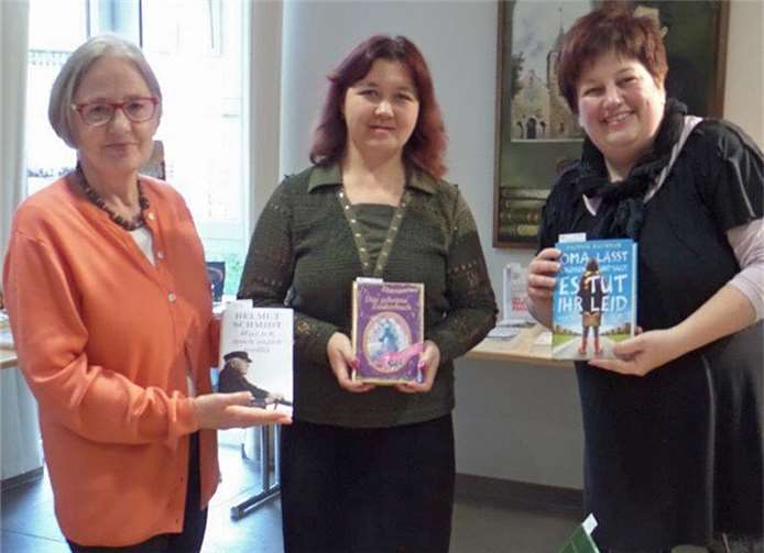Die Mitarbeiterinnen der Katholischen Öffentlichen Bücherei (v.l.n.r.) Renate Müller, Isaak Nadezda und Ursula Groß stellten eine große Medienvielfalt vor.