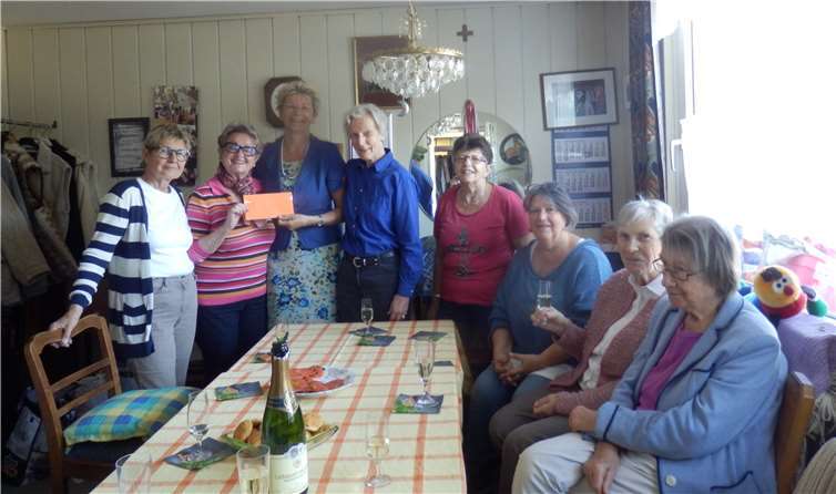 Die Mitarbeiterinnen der Kleiderstube Buschhoven bedankten sich bei der Frauenunion für die gropßzügige Spende. privat