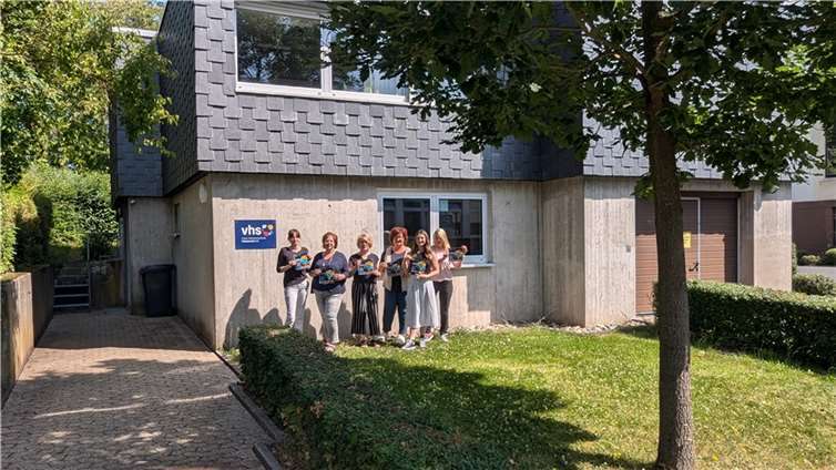 Die Mitarbeiterinnen der Kreis-vhs freuen sich über das neue Programmheft in handlicher Größe.  Foto: Kreis-vhs / Tim Reuter