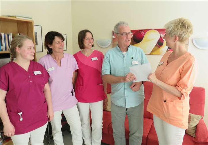 Die Mitarbeiterinnen der Palliativstation freuten sich über die Spende (v. l.): Diana Heite-Funk, Heike Eidam, Elisabeth Knaus, Walter Rick und Stationsleitung Claudia Sputh.  Paul Effelsberg