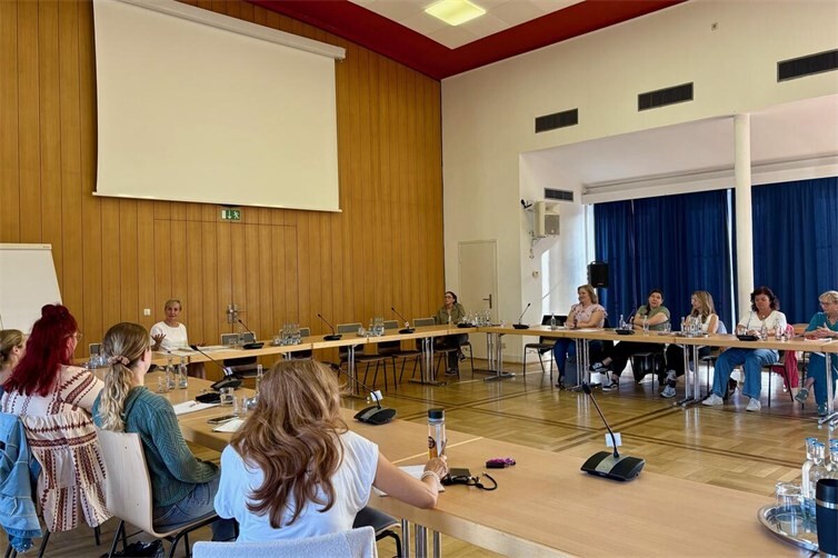Die Mitarbeiterinnen der Stadt Mayen gingen beim Schlagfertigkeitsworkshop in den Austausch und erprobten verschiedene Techniken