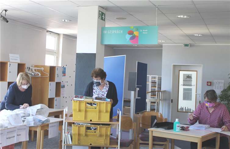 Die Mitarbeiterinnen der Stadtbibliothek haben mit dem Lieferservice für Medien alle Hände voll zu tun. Seite dem 13. Mai können wieder Besucher zur Ausleihe kommen – allerdings zu eingeschränkten Öffnungszeiten und nach strengem Hygienekonzept.Foto: Verbandsgemeinde Montabaur
