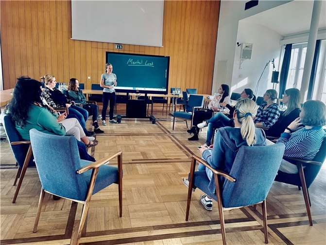 Die Mitarbeiterinnen der Stadtverwaltung Mayen im gemeinsamen Austausch.  Foto: Angelina Badak/Stadt Mayen