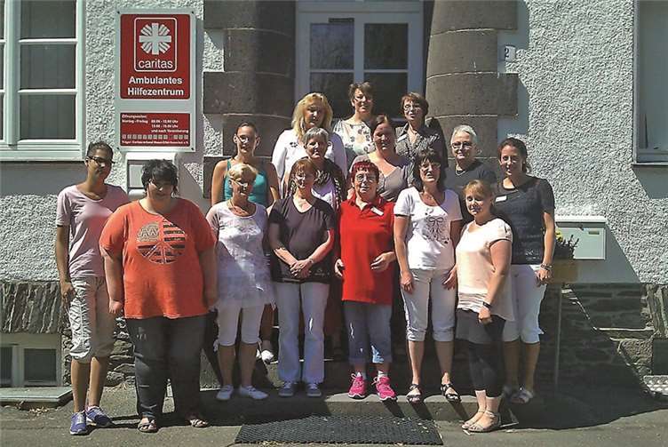 Die Mitarbeiterinnen mit Caritasdirektorin Katy Schug, Kursleiterin Barbara Barden, Fachdienstleiterin der ambulanten Pflege Sandra Kneip und den Leiterinnen der ambulanten Hilfezentren Lutzerath Rosi Münich sowie aus Zell Elke Lehnen. privat
