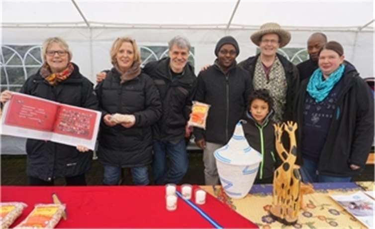 Die Mitarbeiterinnen und Mitarbeiter der Informationsstände zu den Partnerschaften mit Bolivien (Bistum Trier), den Philippinen (Kirchenkreis Koblenz) und Ruanda (Haus Wasserburg/KSJ). STUKO