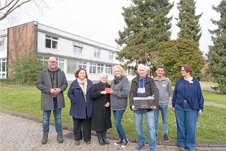Die Mitarbeiterinnen und Mitarbeiter der Rhein-Mosel-Fachklinik Andernach freuen sich über das Engagement von Susanne Berger und Rainer Görisch (v. l.): Berthold Michels, Anke Kahmeier, Klaudia Bade, Susanne Berger und Rainer Görisch (beide „König in der City“), Michael Steil und Christina Auer. Foto: Landeskrankenhaus / Pape