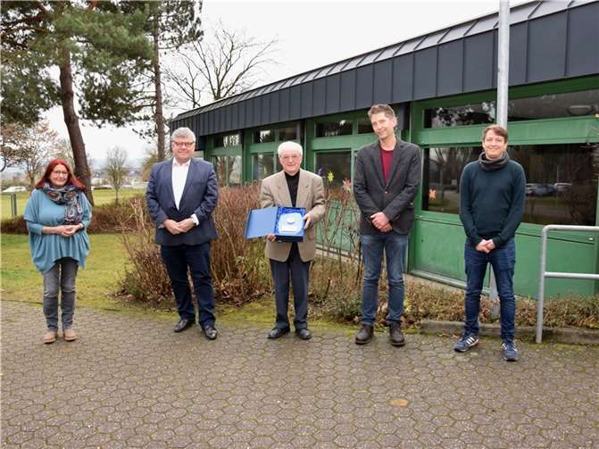 Die Mitarbeiterinnen und Mitarbeiter des Kreismedienzentrums verabschieden gemeinsam mit dem Kreisbeigeordneten Michael Mahlert Herrn Helmut Krämer in den „2.“ Ruhestand. (v.l.): Bettina Veith-Werner, Michael Mahlert, Helmut Krämer, Karsten Rodigast (Leiter KMZ), Pascal Tepelmann (stellv. Leiter KMZ). Foto: Kreis Neuwied