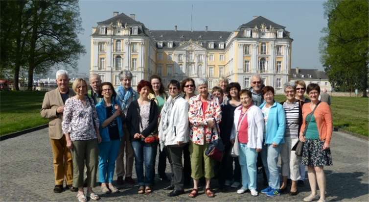 Die Mitarbeiterinnen und Mitarbeiter in Brühl beim Tagesausflug. Weltladen Linz