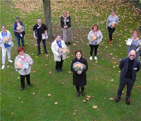 Die Mitarbeiterinnen und Mitarbeiter sowie Einrichtungsleiter Jörg Warnke (vorne rechts) und Pflegedienstleiterin Martina Krupp (hinten Mitte) freuen sich über die Dienstjubiläen.