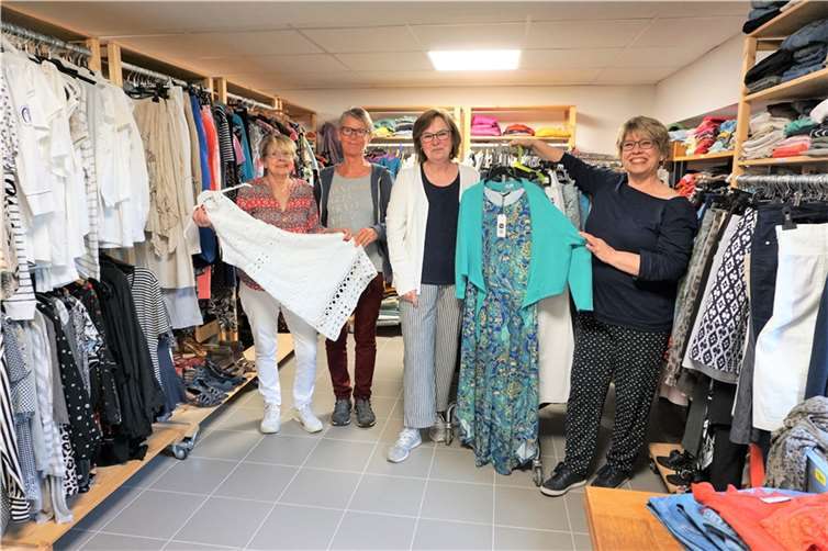 Die Mitarbeiterinnen und Mitarbeiter um die beiden Teamleiterinnen Gaby Hauschildt (2.v.re.) und Heike Mertens (re.) freuen sich, die Kundinnen und Kunden in den neuen Räumlichkeiten im Untergeschoss des Kita-Gebäudes St. Helena mit separatem Eingang willkommen zu heißen.  Foto: Kleiderstube