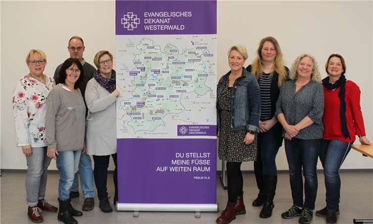 Die Mitarbeitervertretung des eangelischen Dekanats Westerwald nimmt die Arbeit auf (v. l.) Sabine Herold, Claudia Karg, Carsten Itzeck, Rebekka Betz, Iris Schürg, Christin Hahnenstein, Elke Gerlitzki, Sabine Hammann-Gonschorek. Es fehlt Heike Schmidt. Foto: Sabine Hammann-Gonschorek