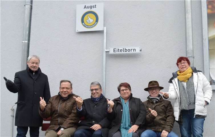 Die Mitfahrerbank als Hilfe zur Selbsthilfe: Norbert Blath (Ortsbürgermeister Eitelborn, 1.v.li.), Werner Christmann (Ortsbürgermeister Neuhäusel, 2.v.li.), Erster Beigeordneter Andree Stein (3.v.li.), Ute Kühchen (Ortsbürgermeisterin Kadenbach, 4.v.li.), Jörg Haseneier (Ortsbürgermeister Simmern, 5.v.li.) und Judith Gläser (Generationenbeauftragte VG Montabaur, 6.v.li.) versuchten sich auf der Mitfahrerbank schon einmal als „Probe-Tramper“.privat