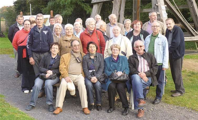 Die Mitglieder bei ihrer Fahrt nach Rheinbrohl, im Hintergrund die Originalgrösse eines römischen Rammbockes (auf Floss) für den Brückenbau. privat