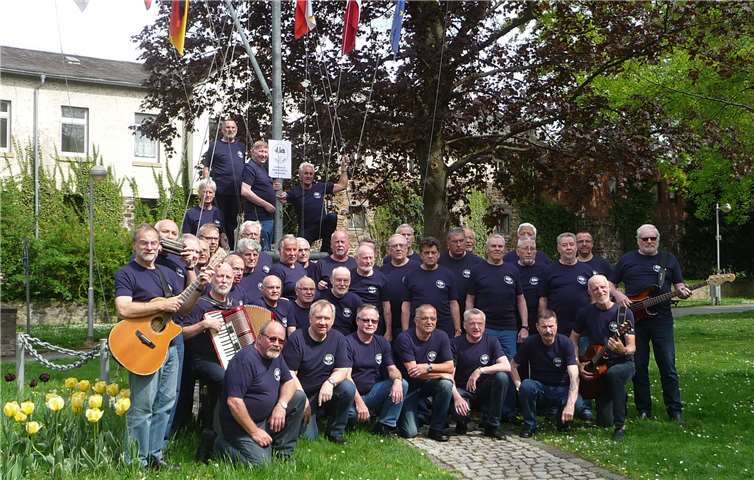 Die Mitglieder beim 25-jährigen Jubiläum 2015 am Fahnenmast. Foto: Marinekameradschaft und Shanty Chor Lahnstein