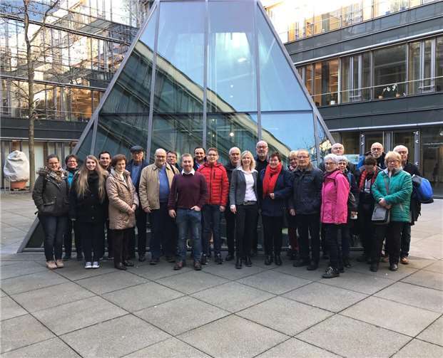Die Mitglieder beim Abgeordnetenhaus, in dem sie von Landtagsabgeordneter Jenny Groß empfangen werden.