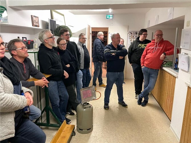 Die Mitglieder beobachten das Vogelrumpf-Schießen.  Foto: Dietrich Krurek-Kurka