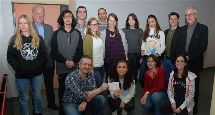 Die Mitglieder der Arbeitsgemeinschaft „Schülerzeitung“mit ihren betreuenden Lehrpersonen sowie der Schulleitungfreuen sich über den Sonderpreis der Unfallkasse Rheinland-Pfalz.Unfallkasse Rheinland-Pfalz