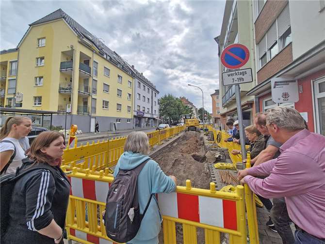 Die Mitglieder der Arbeitsgruppe Grünflächenmanagement bei ihrem Besuch des Modellprojektes in der Moselweißer Straße in Koblenz.  Foto: Kreisverwaltung MYK/Lina Jaeger