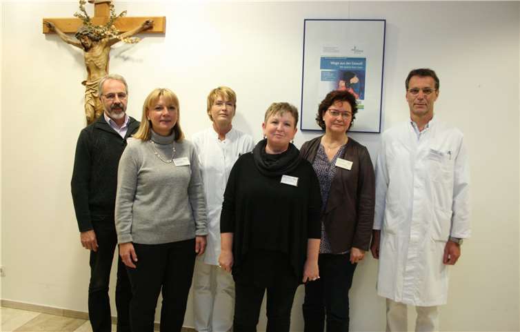 Die Mitglieder der Arbeitsgruppe haben in den vergangenen Monaten verschiedenen Hilfsangebote für Patienten erarbeitet, die nach einer Gewalttat ins Krankenhaus kommen: (v. r.) Dr. Josef Spanier, der Chefarzt der Gynäkologie und Geburtshilfe, Dr. Jutta Mader, Seelsorgerin, Michaela Schäfer, die Leiterin der Zentralen Patientenaufnahme, Dr. Barbara Schlesinger, Oberärztin der Gynäkologie, die Krankenhausoberin Gaby Frömbgen und Benno Kastenholz, der Leiter des Qualitätsmanagements.Andrea Schulze