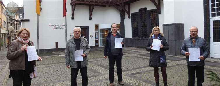 Die Mitglieder der Arbeitsgruppe präsentieren den Fragebogen: Richard Welter, Helga Hartzmann, Richard Hens, Barbara Köpping, Detlev Ullrich.Foto: privat