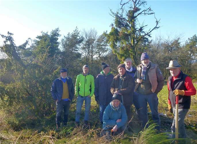 Die Mitglieder der BUND-Kreisgruppe Ahrweiler nach getaner Arbeit auf der Quiddelbacher Höhe. Foto: Winfried Sander