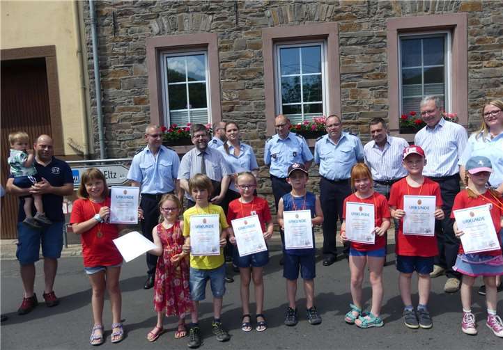 Die Mitglieder der Bambini-Feuerwehr wurden mit Urkunden und Medaillen für den Erhalt der Bambini-Flamme ausgezeichnet. Die Führungsriege der Verbandsgemeindefeuerwehr um den amtierenden Wehrleiter Bernd Löffler war ebenfalls vor Ort.
