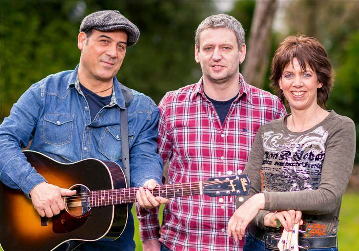 Die Mitglieder der Band straight & dry Sandro Ibba, Kai Wagner und Melania Taubert .privat