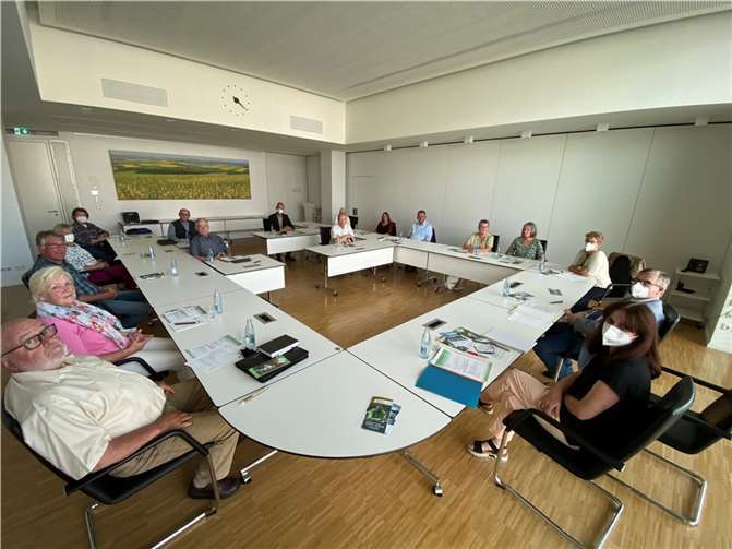 Die Mitglieder der Bezirksgruppe Mayen-Koblenz des Eifelvereins bei der jüngsten Bezirksvorstandssitzung im Kreishaus unter dem Vorsitz von Landrat Dr. Alexander Saftig (re.). Foto: Kreisverwaltung/Morcinek