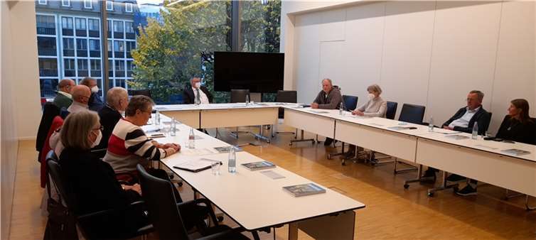 Die Mitglieder der Bezirksgruppe Mayen-Koblenz des Eifelvereins bei der jüngsten Bezirksvorstandsitzung im Kreishaus unter dem Vorsitz von Landrat Dr. Alexander Saftig (Mitte). Foto: Kreisverwaltung