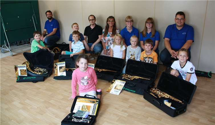 Die Mitglieder der Bläserklasse mit ihren Betreuern.Privat