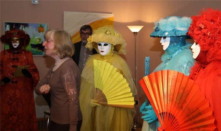 Die Mitglieder der Bonner Tanzgruppe Gruppe „Carnevale di Venezia“ begleiteten das Konzert optisch in ihren wunderschönen, selbst gefertigten Karnevalskostümen und waren nicht nur in der Konzertpause mit ihren Tänzen ein willkommener Farbtupfer. PHILÖ