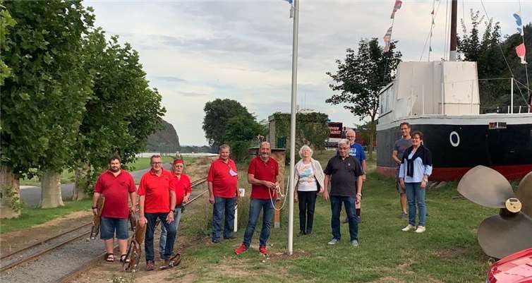 Die Mitglieder der Brohler Kulturvereins freuen sich sehr über ihre eigene Fahne.