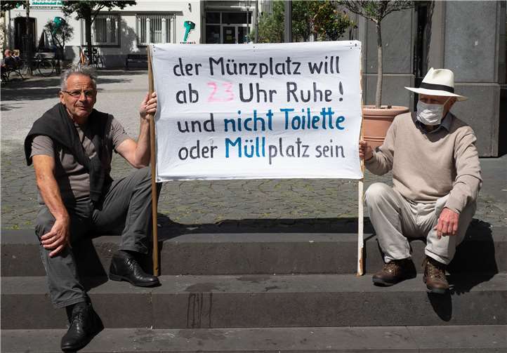 Die Mitglieder der Bürgerinitiative „Unsere Altstadt“ weisen auf die Situation rund um den Münzplatz in. Foto: Hermann Schaefer