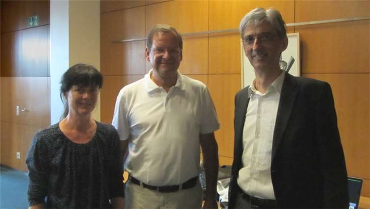 Die Mitglieder der Bürgerinitiative „WIR gegen Bahnlärm in der VG Weißenthurm e.V.“: Dr. Margarete Thilmann und Priv.-Doz. Dr. Christoph Thilmann bei der Erörterung der Forschungsergebnisse mit Prof. Münzel (Mitte). privat