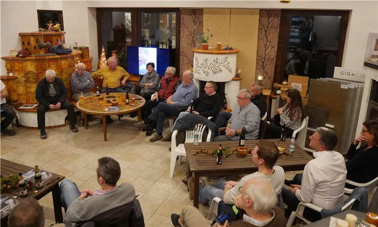 Die Mitglieder der Bürgerinitiative besprachen viele Themen bei ihrem Treffen im RembserhofFoto: Jutta Gelhard