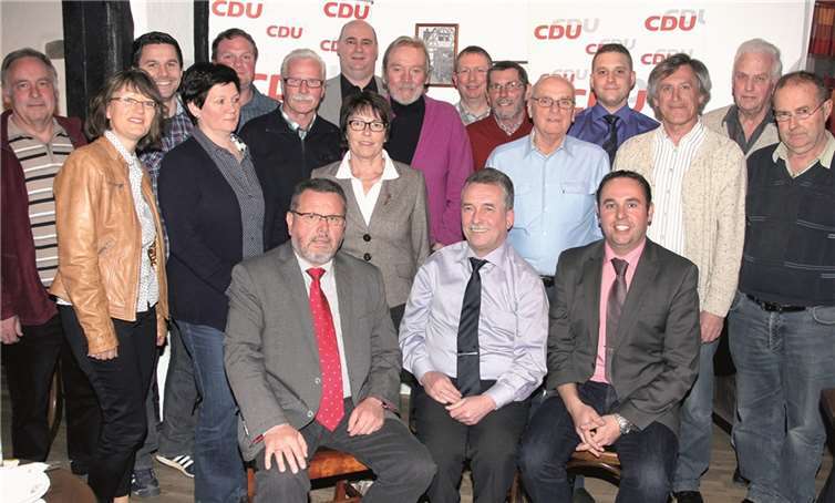Die Mitglieder der CDU Brodenbach nominierten Jens Firmenich (vorne r.) einstimmig für die Bürgermeisterwahl. privat