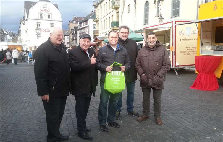 Die Mitglieder der CDU Fraktion Kobern-Gondorf sprachen bei ihrem Besuch des Wochenmarktes in KoblenzEhrenbreitstein mit allen Standbetreibern.privat