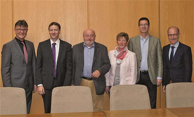 Die Mitglieder der CDU-Fraktion im Jugendhilfeausschuss gratulierten dem ersten Kreisbeigeordneten zur Wahl als Vorsitzender des Fachausschusses: (Von links) Burkhard Nauroth (erster Kreisbeigeordneter), Horst Hohn (Sprecher der CDU-Fraktion im Jugendhilfeausschuss), Dr. Berndhard Koll, Gisela Klier, Christoph Stoffel und Georg Hollmann. privat