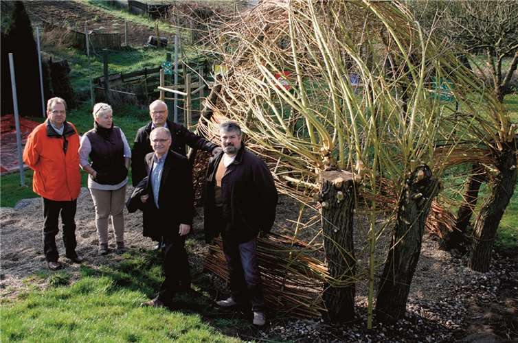 Die Mitglieder der CDU-Fraktion im Stadtrat besichtigen ein gelungenes Beispiel einer naturnahen Spielfläche.  Privat