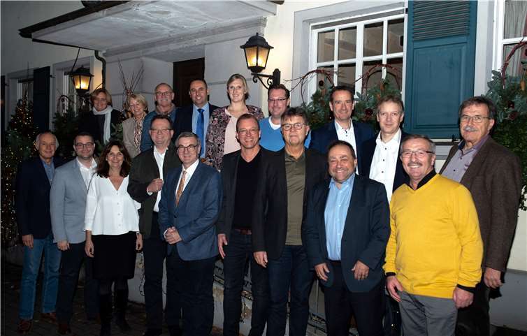 Die Mitglieder der CDU-Kreistagsfraktion Mayen-Koblenz mit ihrem Vorsitzenden Georg Moesta (vordere Reihe, 4.v.l.), der CDU-Kreisvorsitzenden MdB Mechthild Heil (3.v.l.), Landrat Dr. Alexander Saftig (5.v.l.) und dem Ersten Kreisbeigeordneten Burkhard Nauroth (vordere Reihe, 3.v.r.). Foto: privat