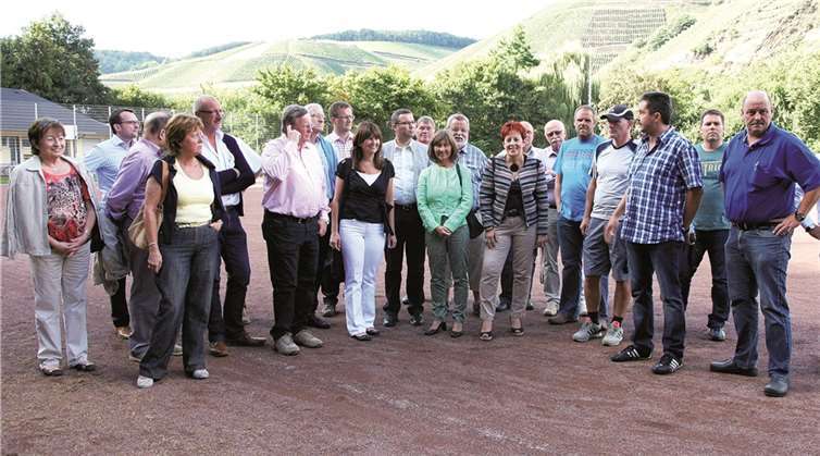 Die Mitglieder der CDU-Kreistagsfraktion hatten sich im Spätsommer vor Ort in Dernau mit Vertretern des Vereins über die unbefriedigende Situation am Sportplatz informiert. Privat