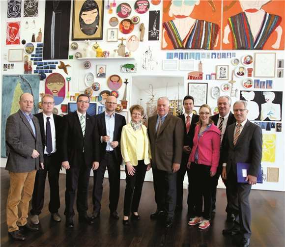 Die Mitglieder der CDU-Landtagsfraktion beim Besuch des Arp-Museums (v. l.): Dr. Adolf Weiland (stellvertretender Vorsitzender der Landtagsfraktion), Hans-Erich Au (Medienreferent), Horst Gies, Museumsdirektor Dr. Oliver Kornhoff (Direktor Arp-Museum), Brigitte Hayn (Kulturpolitische Sprecherin der Landtagsfraktion), Guido Ernst, Andreas Biebricher, Ellen Demuth, Michael Billen, Josef Dötsch (Medienpolitischer Sprecher der Landtagsfraktion).