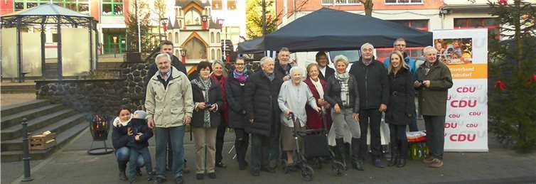 Die Mitglieder der CDU Leubsdorf am stimmungsvoll geschmückten Franz-Josef Honnef-Platz. Privat