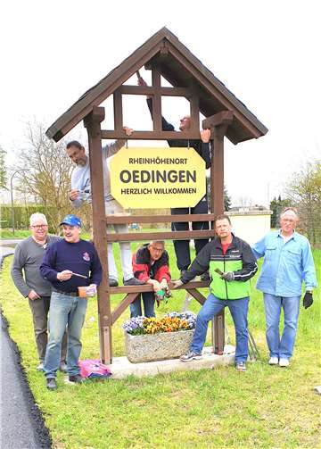 Die Mitglieder der CDU Oedingen bei den Arbeiten am Ortseingangsschild des Rheinhöhenorts.Foto: Dieter Holstein