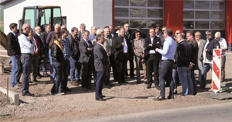 Die Mitglieder der CDU besuchen die Baustelle des Feuerwehrhauses Bell. privat